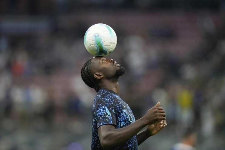 Marcus Thuram gioca con il pallone nel pre gara 