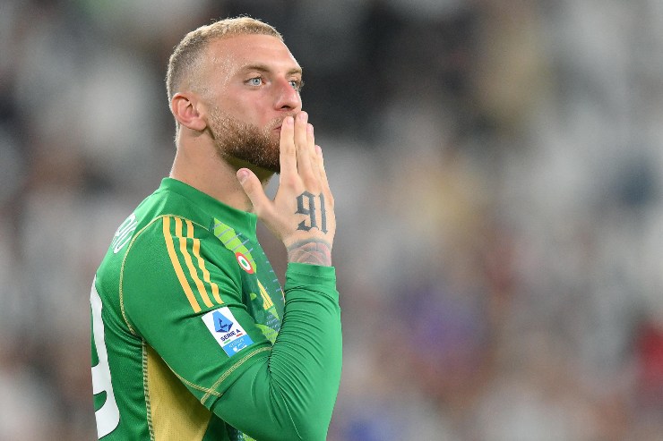 Michele Di Gregorio dà un bacio in tribuna