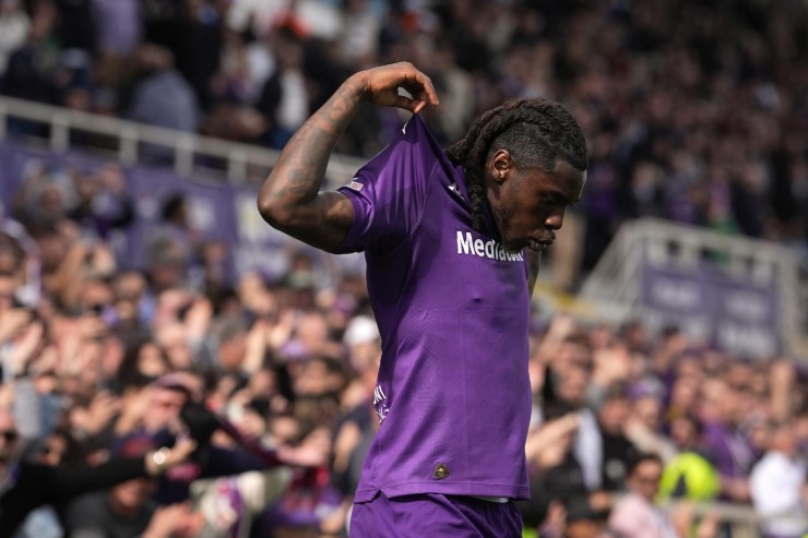 Moise Kean esulta sotto la curva 