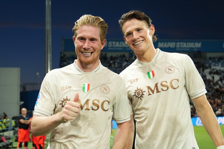 De Bruyne sorridente con McTominay 