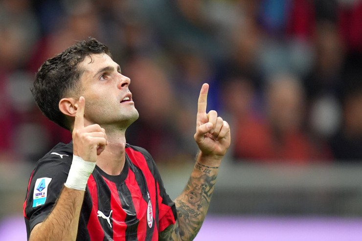 Christian Pulisic ala del Milan che esulta dopo un gol 
