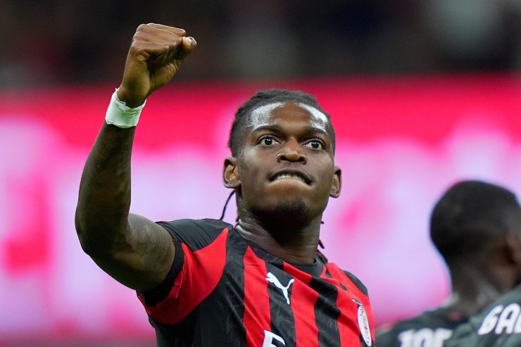 Rafael Leao esulta in maglia Milan 