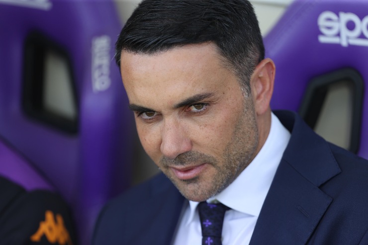 Raffaele Palladino seduto in panchina 