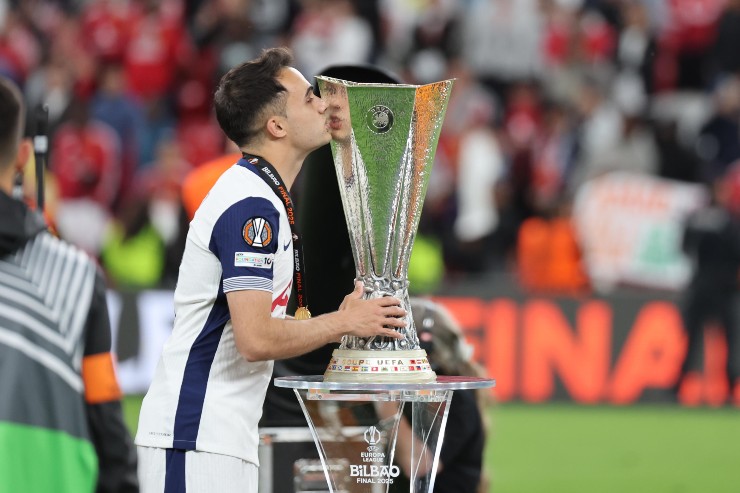 Sergio Reguilon bacia il trofeo dell'Europa League 