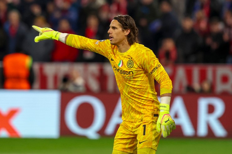 Yann Sommer dà indicazioni in campo 
