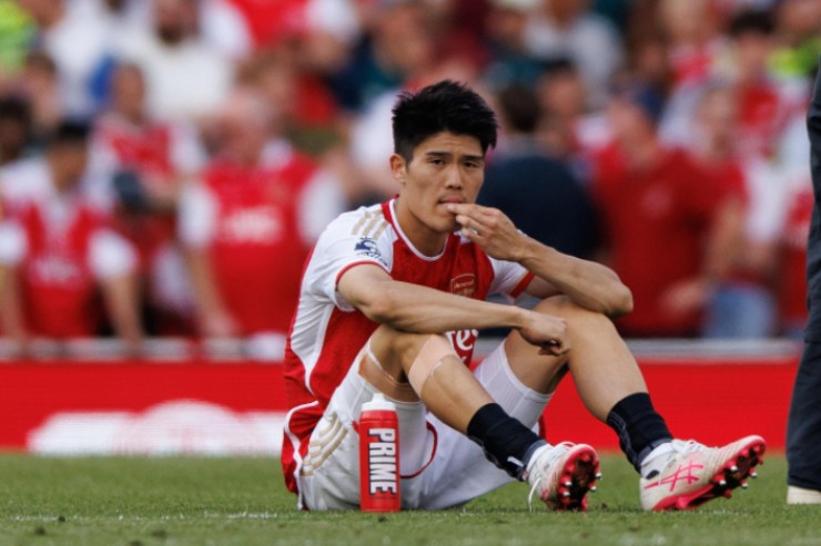 Tomiyasu sconsolato a terra in maglia Arsenal 