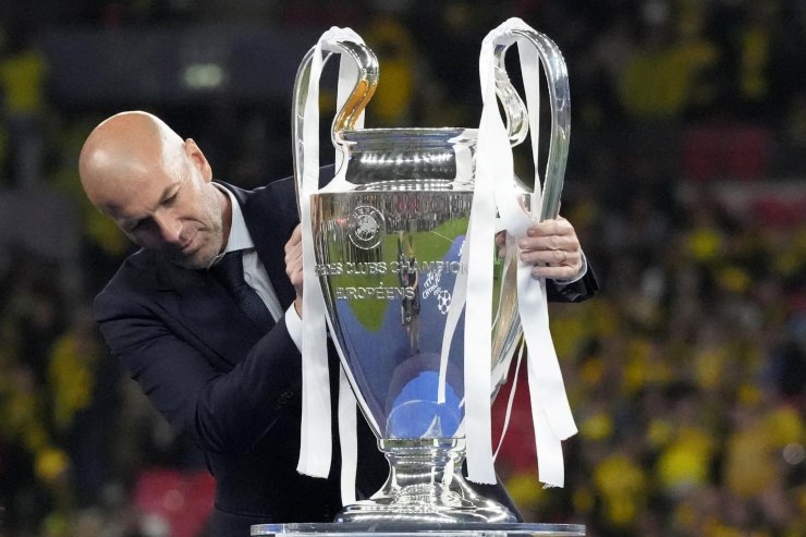 Zidane con la Champions League tra le mani