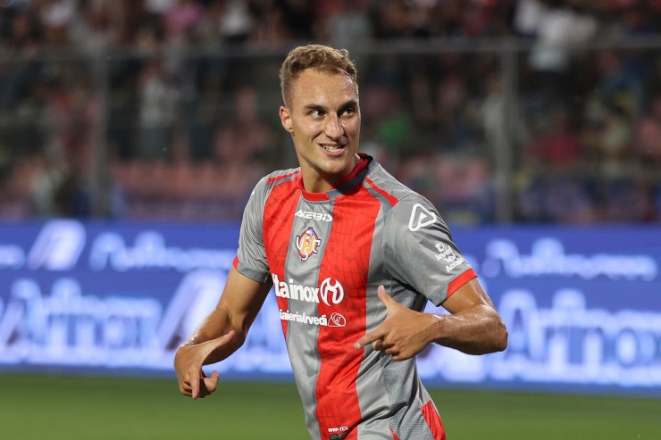 De Luca esulta dopo il gol in Cremonese-Sassuolo