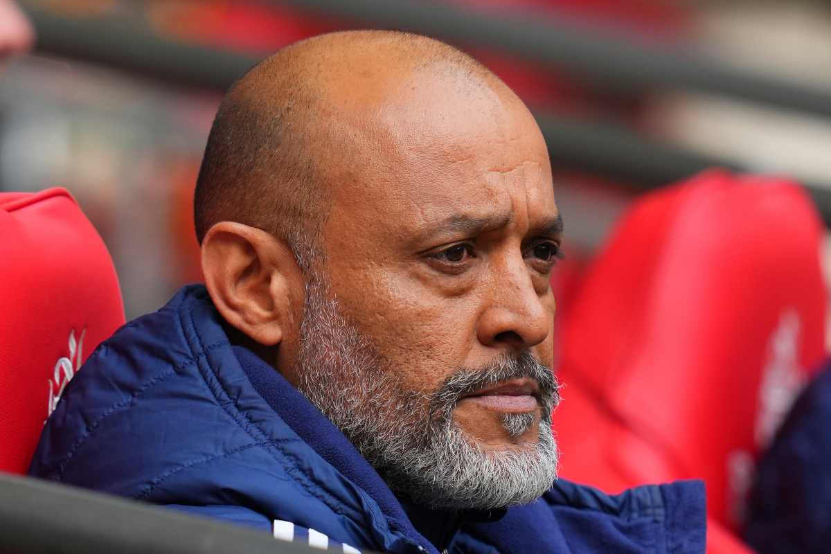 Un corrucciato Nuno Espirito Santo guarda la sua squadra in campo