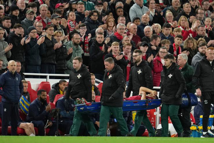 Leoni lascia il campo in barella