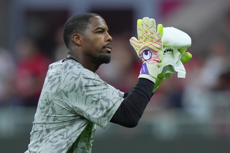 Maignan prima di una partita del Milan