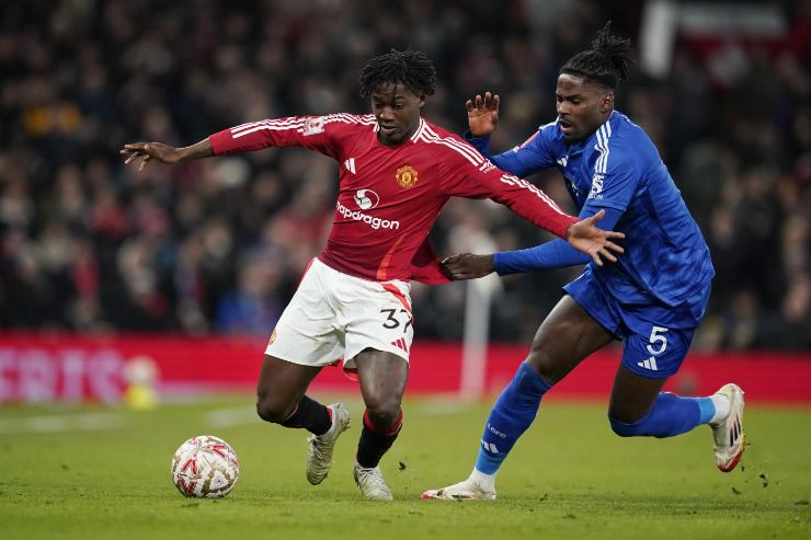 Mainoo in azione col Manchester United