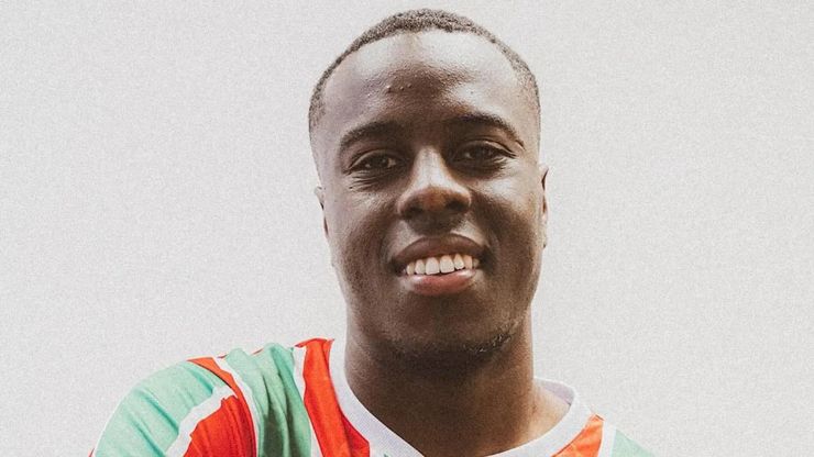 Nilton Varela con la maglia dell'Estrela Amadora