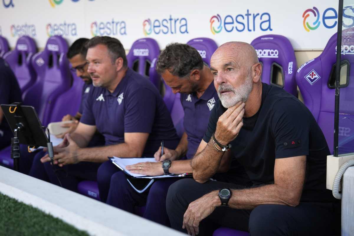 Pioli osserva la squadra prima di una partita della Fiorentina