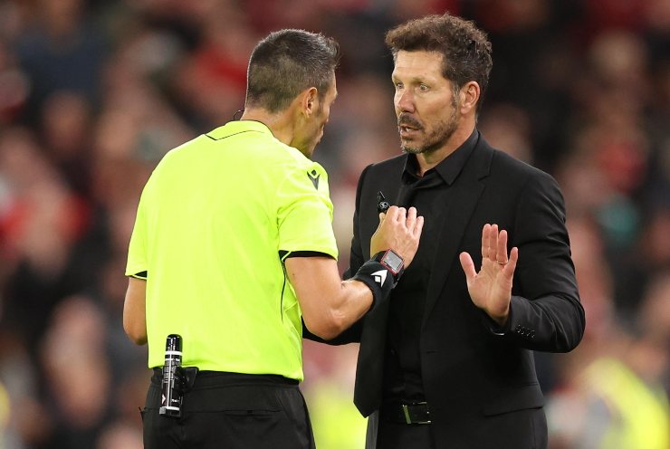 Simeone discute con l'arbitro di Liverpool-Atletico