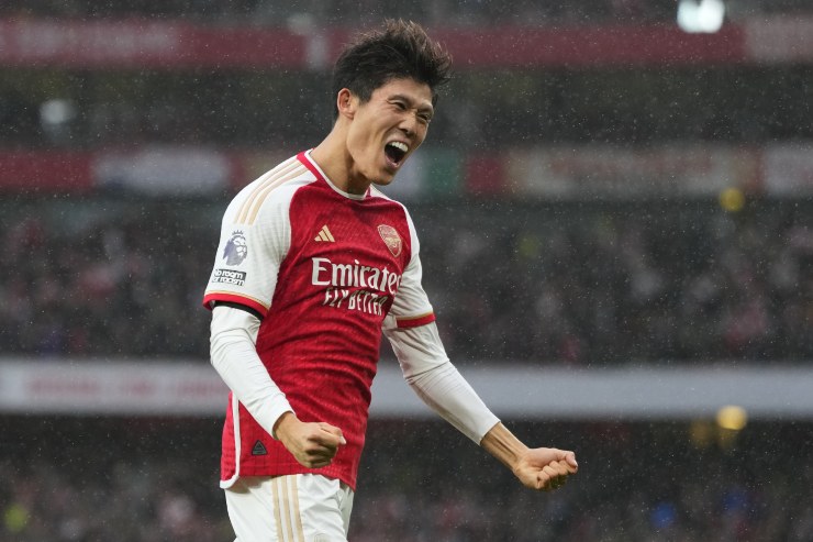 Tomiyasu esulta dopo un gol con l'Arsenal
