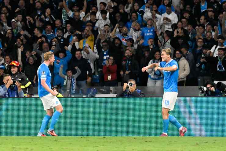 Esultanza di De Bruyne e Hojlund