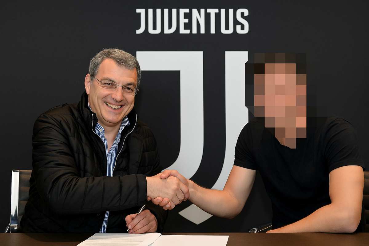 Comolli insieme ad un giocatore irriconoscibile, immagine creata con l'intelligenza artificiale