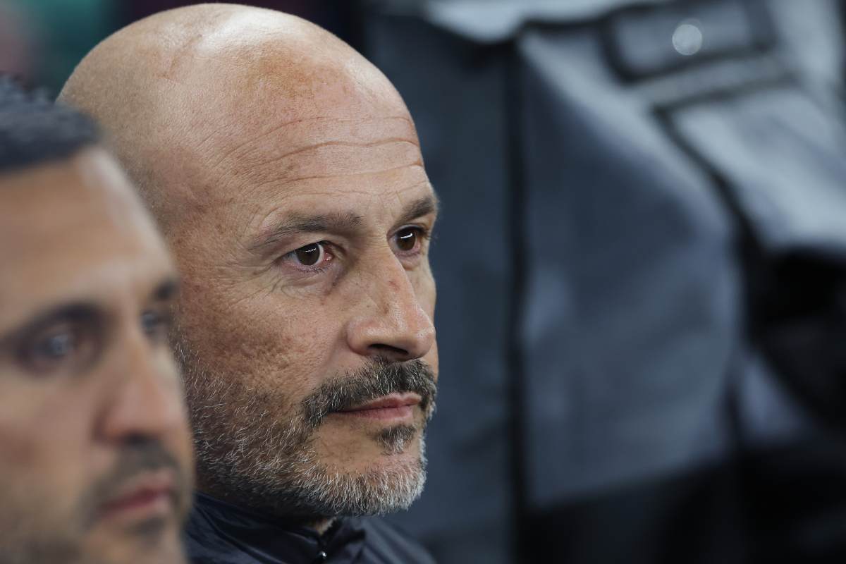 Vincenzo Italiano osserva attentamente il Bologna dalla panchina