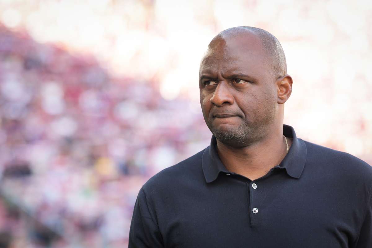 Vieira, tecnico del Genoa, concentrato prima dell'inizio di una partita