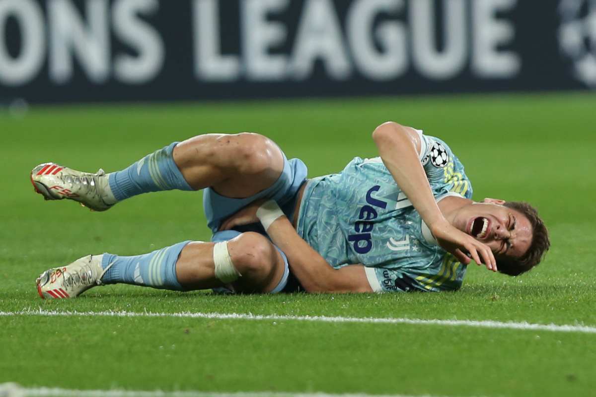 Yildiz dolorante a terra dopo un contrasto di gioco