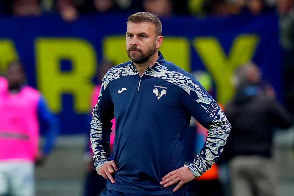 Paolo Zanetti, allenatore del Verona, a bordocampo durante una partita