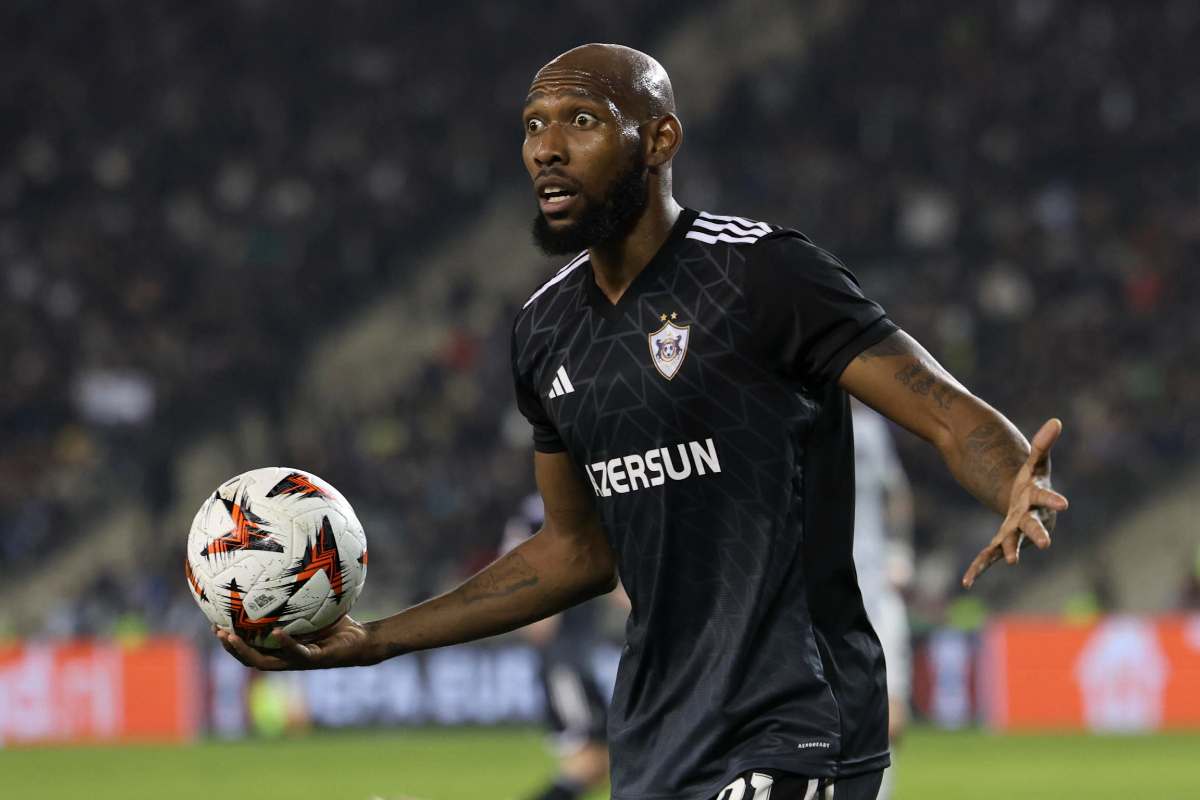 Napoli Qarabag, paura in campo: Medina perde i sensi Napoli Qarabag, paura in campo: Medina perde i sensi