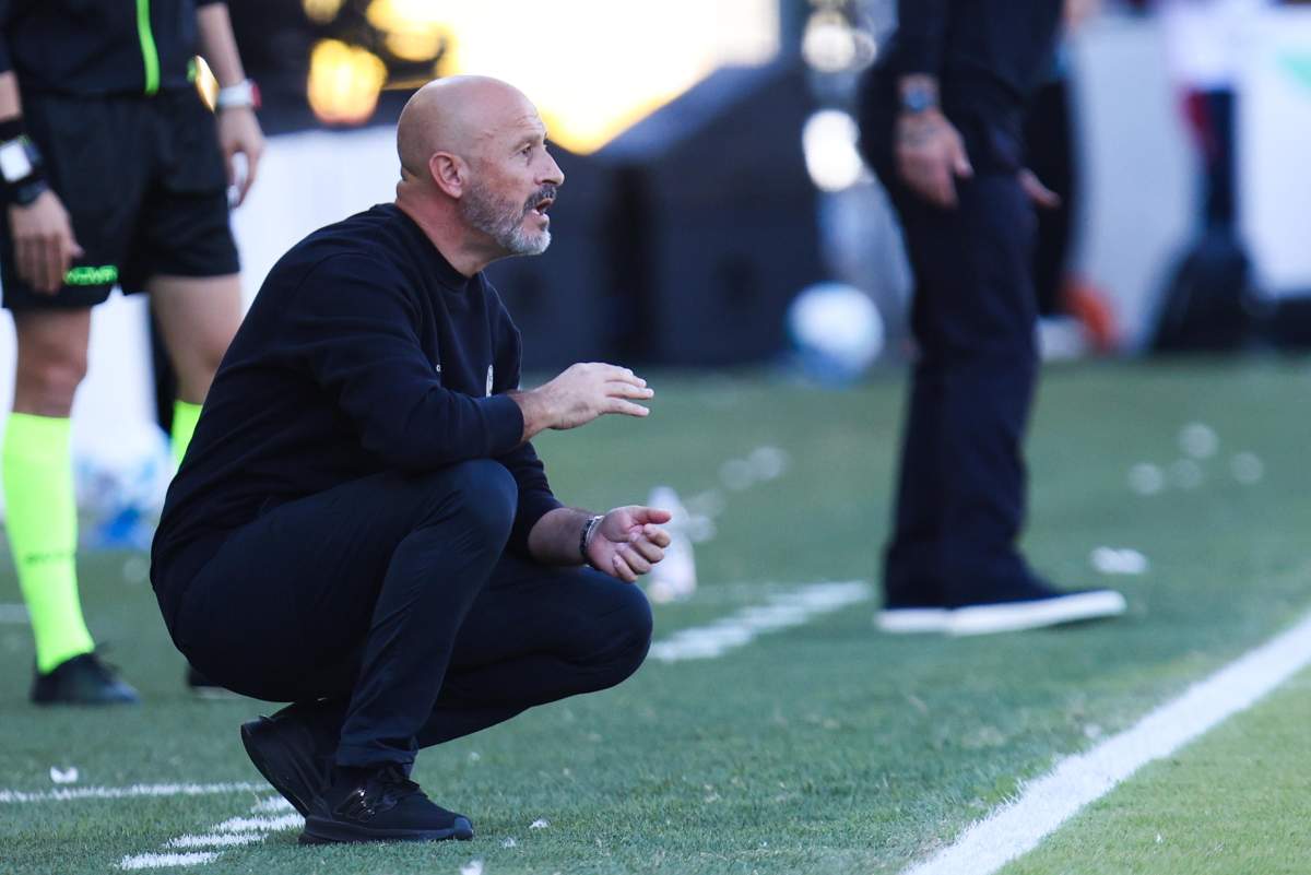 Italiano dà indicazioni da bordocampo al Bologna