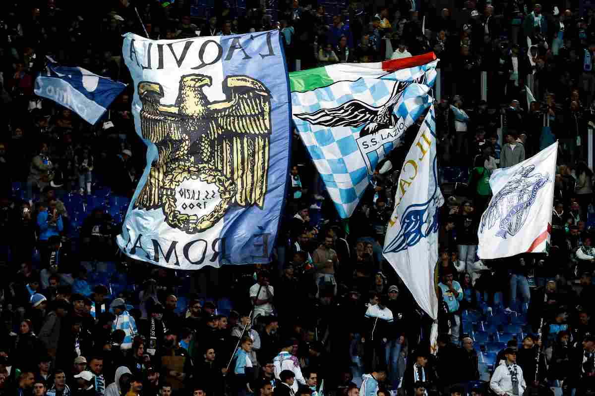 Lazio Cagliari, continua la protesta. E quanta emozione per il ricordo di Paparelli e Galeone Lazio Cagliari, continua la protesta. E quanta emozione per il ricordo di Paparelli e Galeone