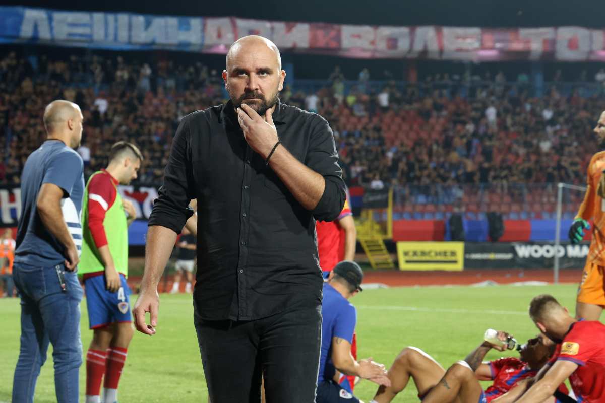 Tragedia in Serbia: l’allenatore del Radnicki muore in panchina, aveva solo 44 anni