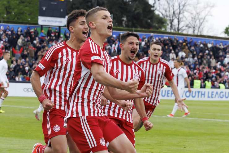 Mouzakitis esulta dopo un gol con l'Olympiacos