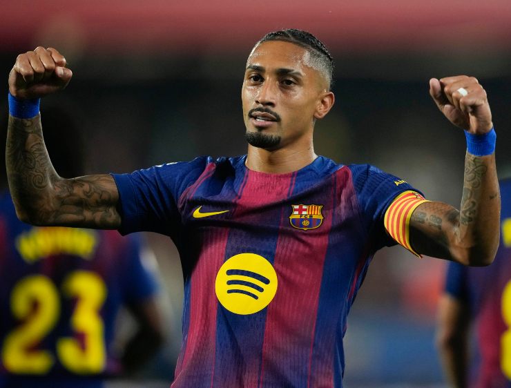 Raphinha esulta dopo un gol col Barcellona