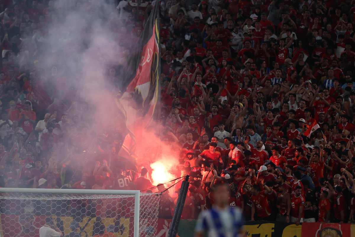 Lanciano una cazzuola dagli spalti e colpiscono in testa un calciatore: scoppia la maxi rissa