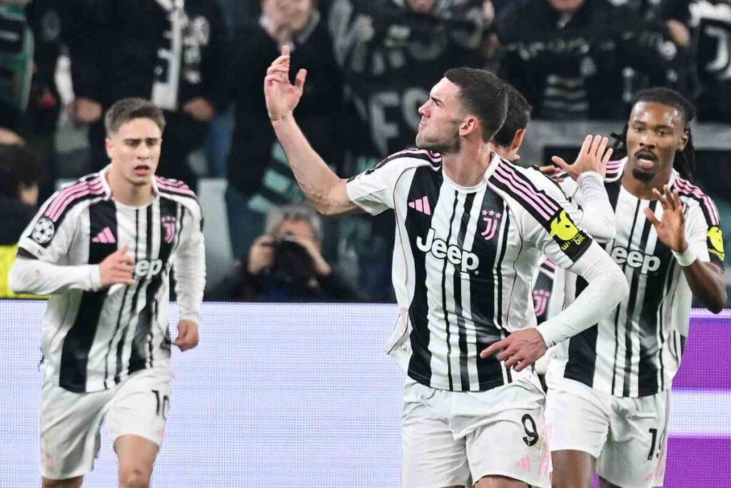 Vlahovic esultata dopo il gol segnato in Juve-Sporting