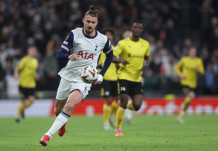 Dragusin in azione col Tottenham