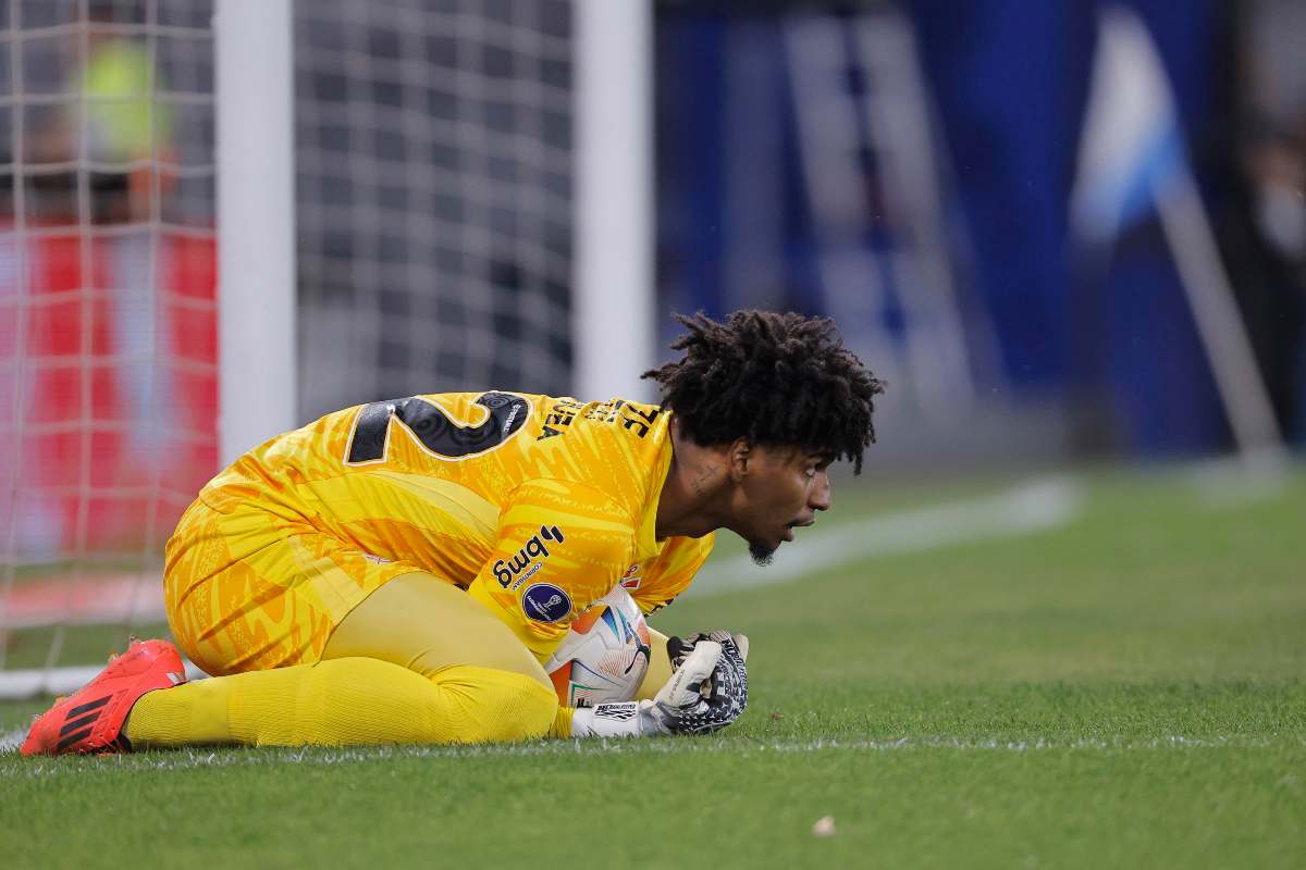 Hugo Souza blocca un tiro a terra