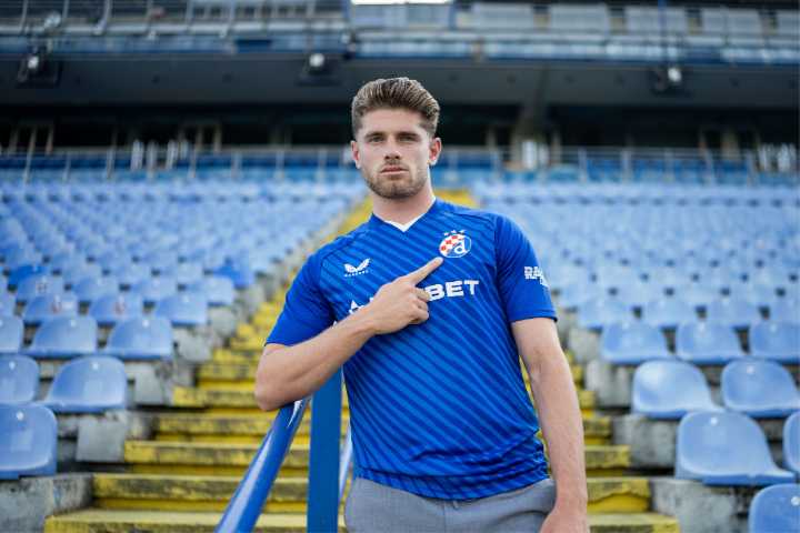 Valincic foto con maglia Dinamo