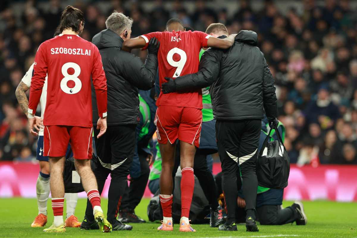 Isak soccorso dallo staff medico 