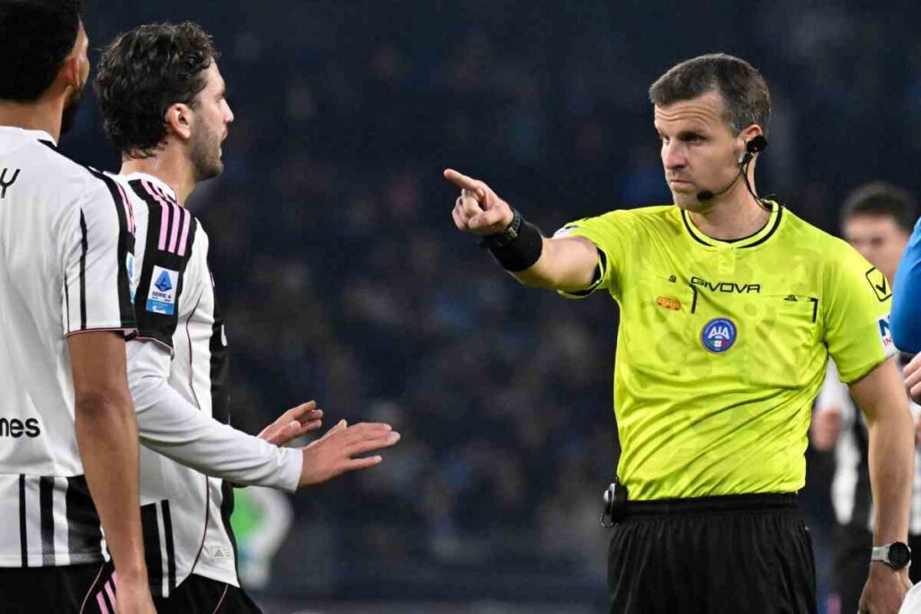 L'arbitro La Penna e i giocatori della Juventus nel match contro il Napoli