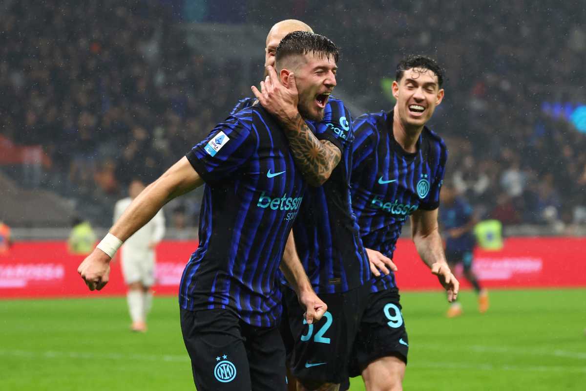 Sucic abbracciato dopo il gol con l'Inter