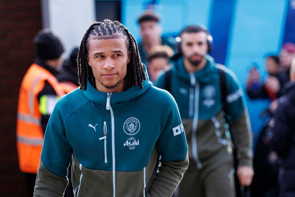 Ake prima di una partita del Manchester City