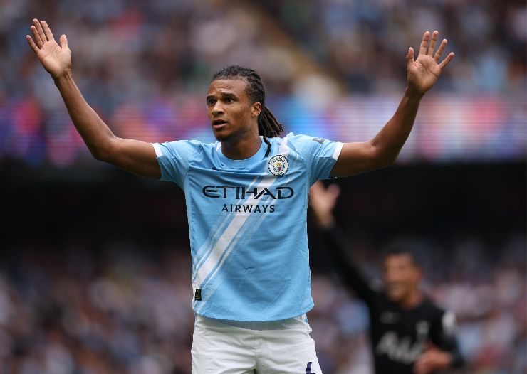 Ake durante una partita col Manchester City