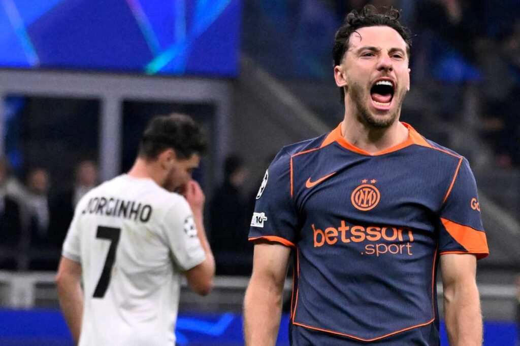 Carlos Augusto esultaa dopo il gol al Kairat in Champions