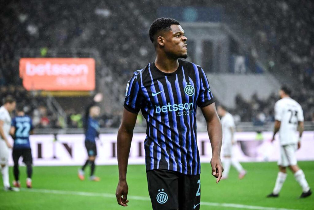 Dumfries in campo con l'Inter