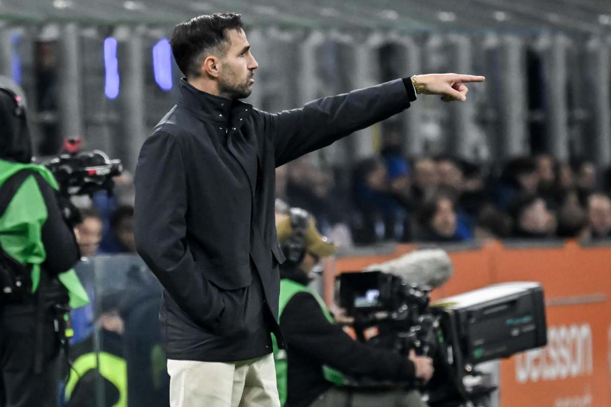 Fabregas mentre fornisce indicazioni alla sua squadra dalla panchina