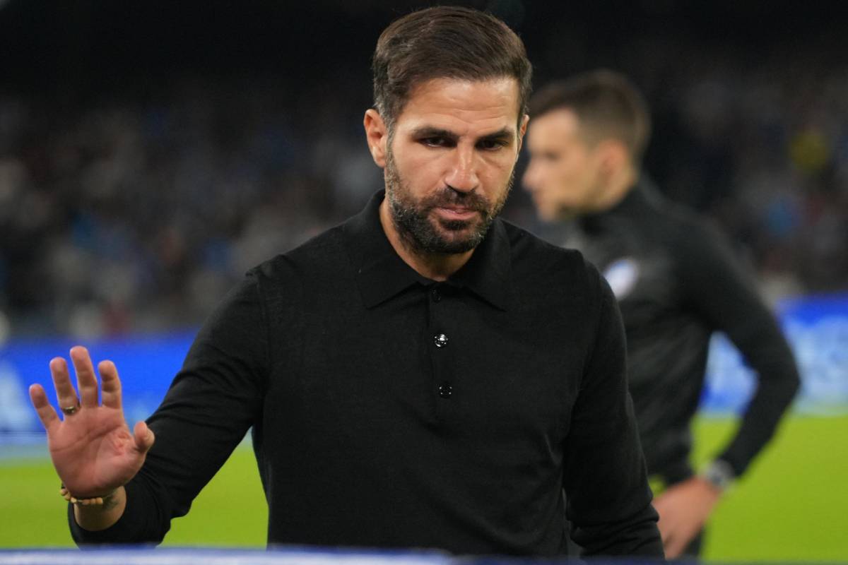 Fabregas saluta prima di una partita del Como