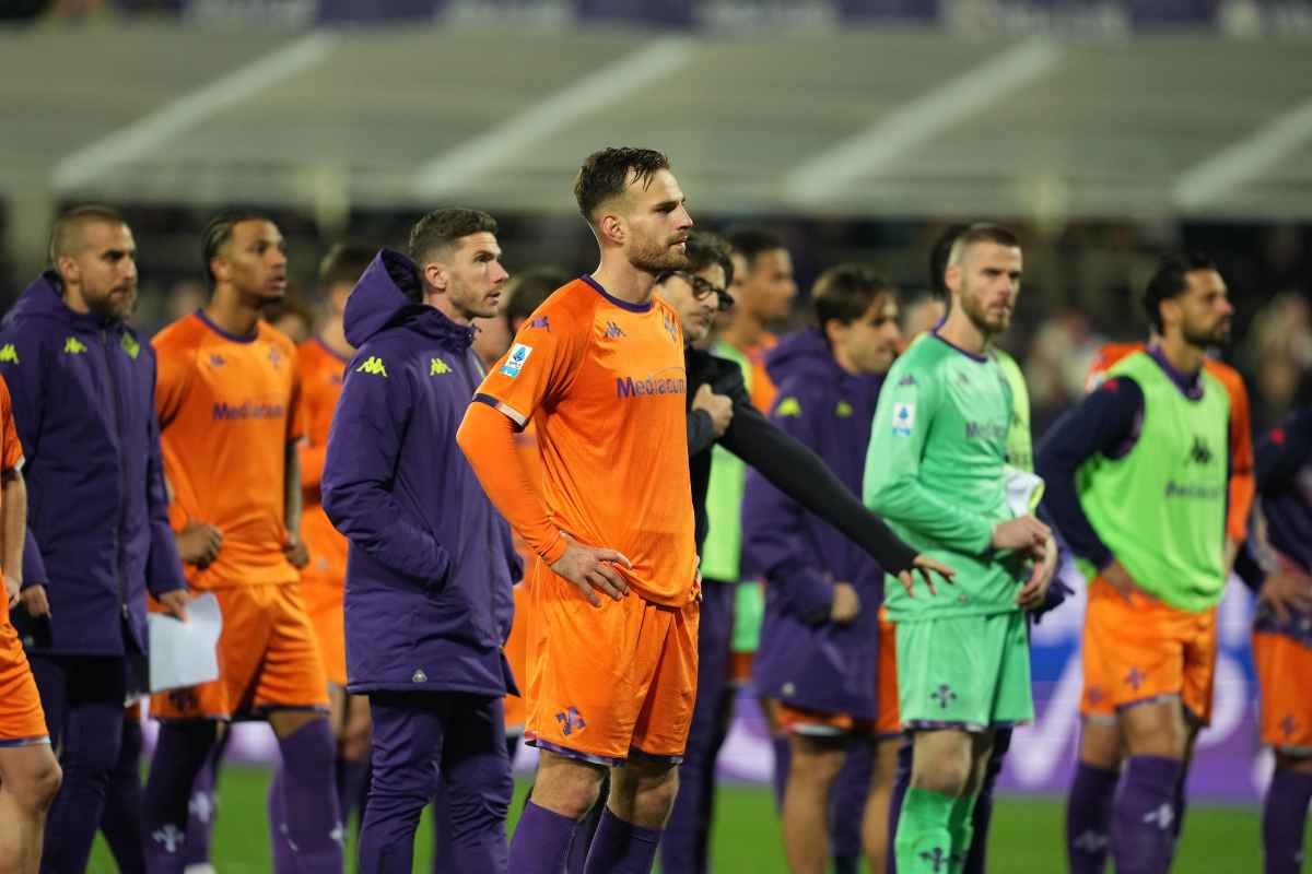 Giocatori della Fiorentina sconsolati dopo la sconfitta col Verona