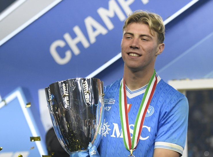 Hojlund con la Supercoppa