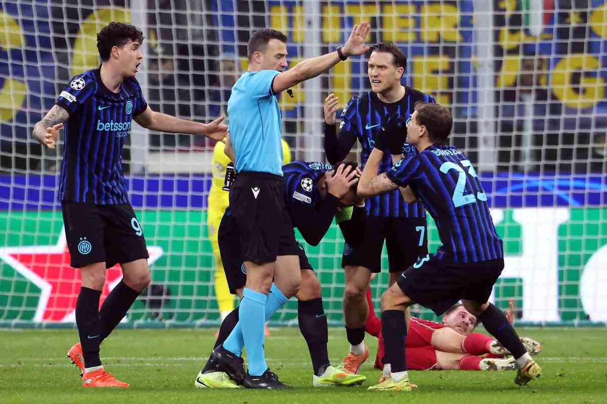 Proteste dei giocatori dell'Inter contro l'arbitro Zwayer