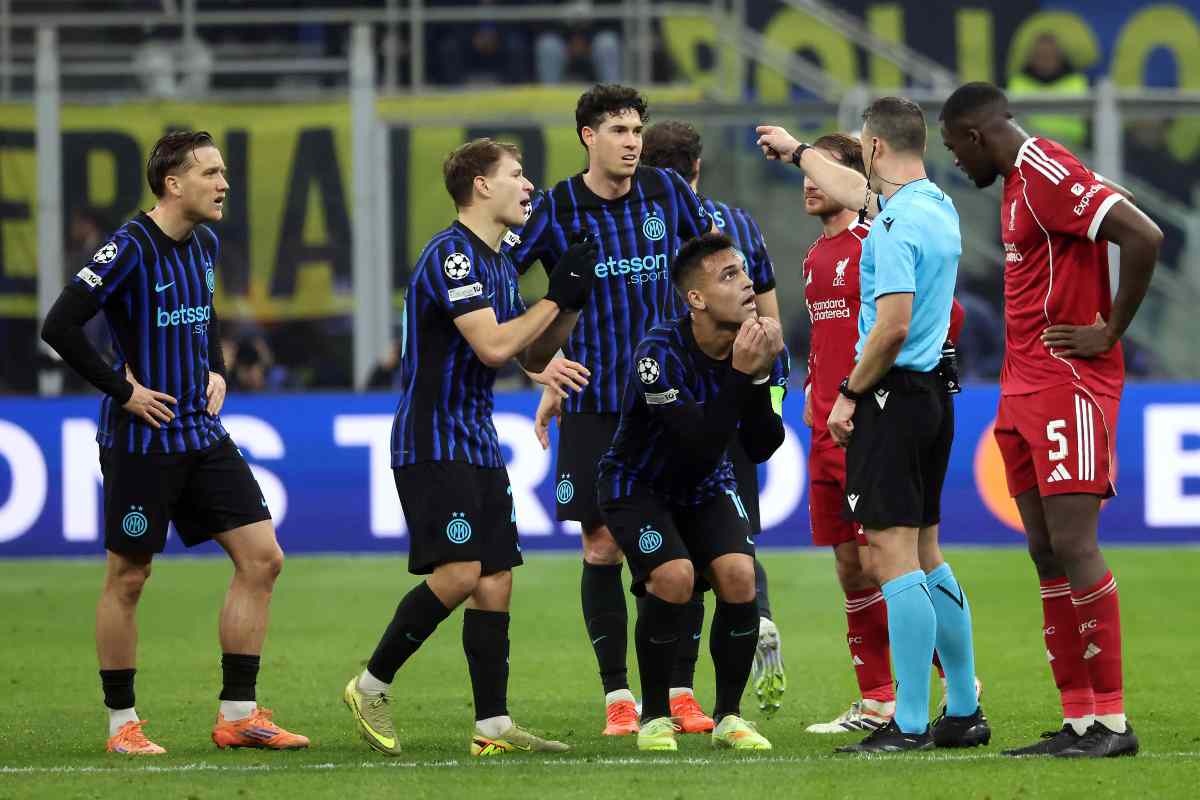 Proteste dei giocatori dell'Inter contro l'arbitro Zwayer